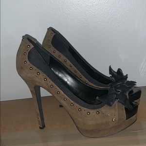 4 inch stiletto with stud and ribbon accent
